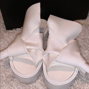 Trendy White N21 Kartell platform sandals